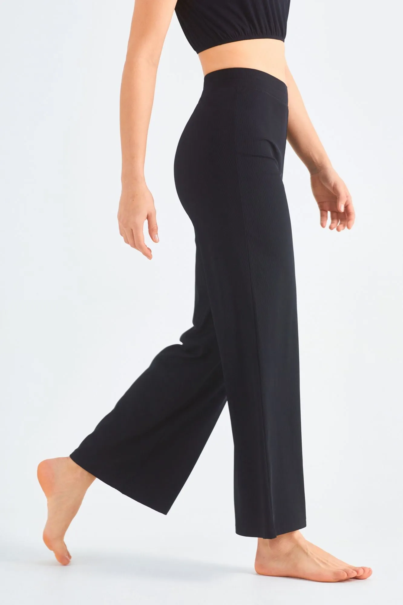 Ribbed Y-Back Sports Bra & Wide-Leg Yoga Pants Set